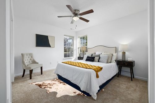 nuLOOM Iraida Contemporary Faux Cowhide Area Rug, 5' x 6' 7", Brown in White and Yellow Modern Bedroom