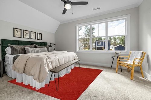 Premium Hand-Braided Natural Jute 8x10 Kilim Area Rug – Geometric Red Pattern, Handwoven Flatweave Carpet for Indoor/Outdoor Use – Perfect for Bedroom, Dining Room & Living Room in Grey Traditional Bedroom with King Bed