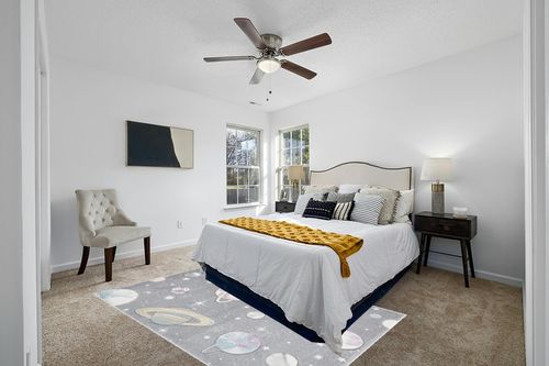 SAFAVIEH Carousel Kids Collection Area Rug - 5'3" x 7'6", Grey & Lavender, Non-Shedding & Easy Care, Ideal for High Traffic Areas for Boys & Girls in Playroom, Nursery, Bedroom (CRK103F) in White and Yellow Modern Bedroom