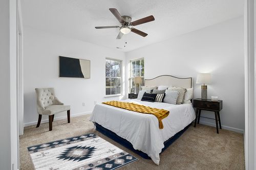 Well Woven Southwestern Rodrigo 3'11" x 5'3" Blue Area Rug in White and Yellow Modern Bedroom
