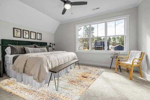 SAFAVIEH Aria Collection Area Rug - 9' x 12', Yellow & Cream, Boho Chic Distressed Design, Non-Shedding & Easy Care, Ideal for High Traffic Areas in Living Room, Bedroom (ARA183Y) in Grey Traditional Bedroom with King Bed