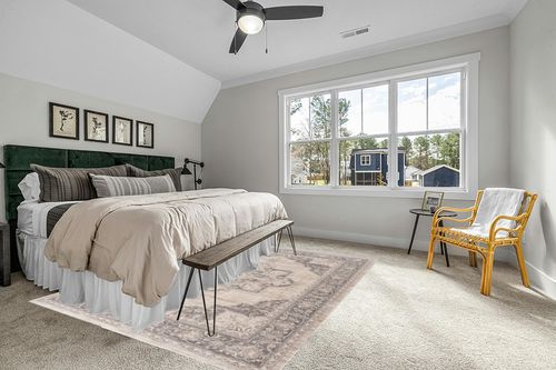 SAFAVIEH Brentwood Collection Area Rug Rectangle - 8' x 10', Cream & Grey, Medallion Distressed Design, Non-Shedding & Easy Care, Ideal for High Traffic Areas in Living Room, Bedroom (BNT865B) in Grey Traditional Bedroom with King Bed