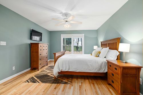 nuLOOM Elaine Handmade Leather Cowhide Geometric Area Rug, 5x8, Grey in Teal and Orange Wood Bedroom