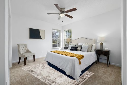 Unique Loom Sofia Collection Area Rug - Casino (5' 3" x 8' Rectangle, Beige/ Tan) in White and Yellow Modern Bedroom