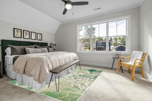 SAFAVIEH Madison Collection Area Rug - 8' x 10', Green & Ivory, Modern Abstract Design, Non-Shedding & Easy Care, Ideal for High Traffic Areas in Living Room, Bedroom (MAD499Y) in Grey Traditional Bedroom with King Bed