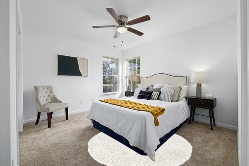 SAFAVIEH Classic Shag Collection 6' Round White SG240A Handmade 1.75-inch Thick Area Rug in White and Yellow Modern Bedroom