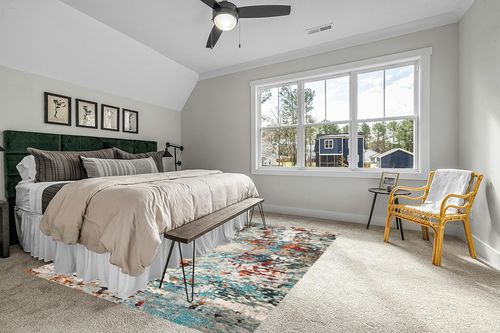 ‎Grey/Blue ‎Retro  ‎Living Room ‎Area Rug in Grey Traditional Bedroom with King Bed