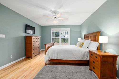 Unique Loom Solid Shag Collection Area Rug (4' 1" x 6' 1" Rectangle, Cloud Gray) in Teal and Orange Wood Bedroom