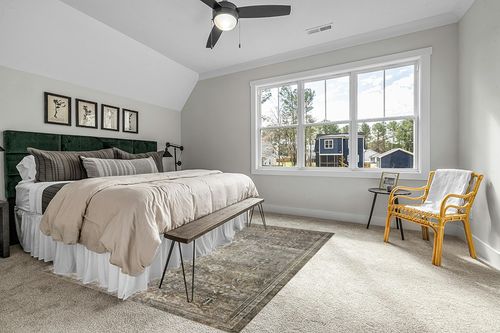 ‎Pebble / Taupe ‎Traditional ‎Washable ‎Living Room ‎Area Rug in Grey Traditional Bedroom with King Bed