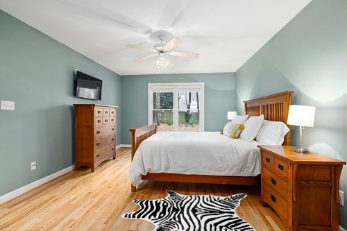 nuLOOM Jayla Machine Washable Zebra Faux Cowhide Accent Rug, 3' 10" x 5', Black and White in Teal and Orange Wood Bedroom