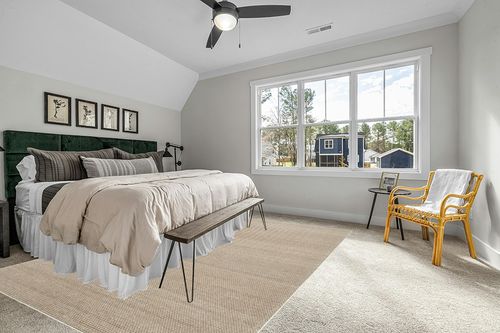 SAFAVIEH Natura Collection Area Rug - 9' x 12', Beige, Handmade Wool, Ideal for High Traffic Areas in Living Room, Bedroom (NAT801B) in Grey Traditional Bedroom with King Bed