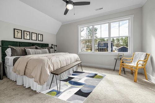 SAFAVIEH Hollywood Collection Area Rug - 5'3" x 7'6", Grey & Blue, Mid-Century Modern Design, Non-Shedding & Easy Care, Ideal for High Traffic Areas in Living Room, Bedroom (HLW798F) in Grey Traditional Bedroom with King Bed