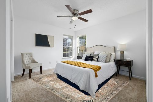 ‎Auburn / Multi ‎Traditional   ‎Area Rug in White and Yellow Modern Bedroom