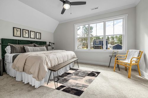 Well Woven Boxes & Circles Geometric Shai Grey & Green Area Rug 5x7 (5'3" x 7'3") in Grey Traditional Bedroom with King Bed
