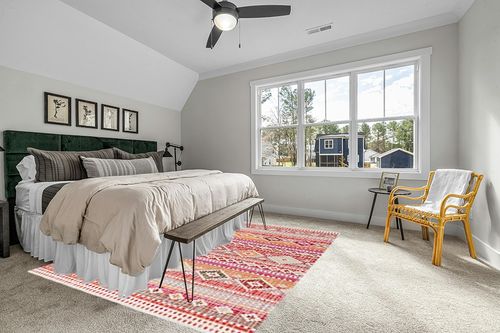 SAFAVIEH Montage Collection 8' x 10' Red / Fuchsia MTG271Q Boho Indoor/ Outdoor Non-Shedding Easy scrubbing Patio Backyard Porch Deck Mudroom Area-Rug in Grey Traditional Bedroom with King Bed