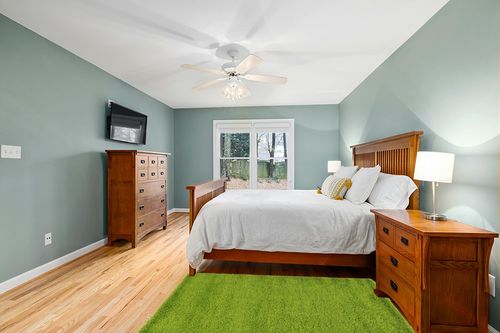 Unique Loom Solid Shag Collection Area Rug (4' 1" x 6' 1" Rectangle, Grass Green) in Teal and Orange Wood Bedroom