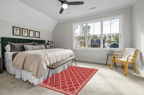 SAFAVIEH Courtyard Collection 5'3" x 7'7" Red/Bone CY6918 Trellis Indoor/ Outdoor Splashproof Easy Scrubbing Patio Backyard Mudroom Area Rug in Grey Traditional Bedroom with King Bed