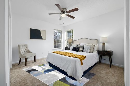 SAFAVIEH Hollywood Collection Area Rug - 5'3" x 7'6", Grey & Blue, Mid-Century Modern Design, Non-Shedding & Easy Care, Ideal for High Traffic Areas in Living Room, Bedroom (HLW798F) in White and Yellow Modern Bedroom