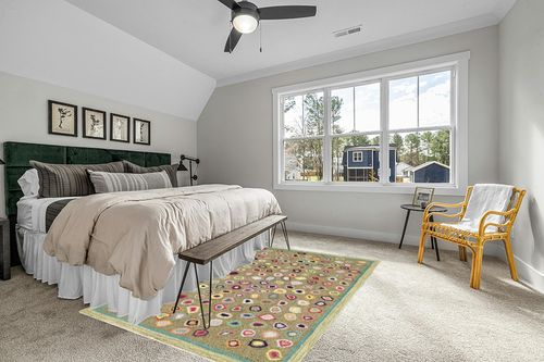 Dash and Albert Cat's Paw Sage Hand Micro Hooked Wool Rug, 6 X 9 Feet, Green Geometric Pattern in Grey Traditional Bedroom with King Bed