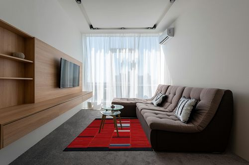 SAFAVIEH Kilim Collection Area Rug - 5' x 8', Red, Handmade Flat Weave Wool, Ideal for High Traffic Areas in Living Room, Bedroom (KLM814A) in Grey Living Room with Brown Couch