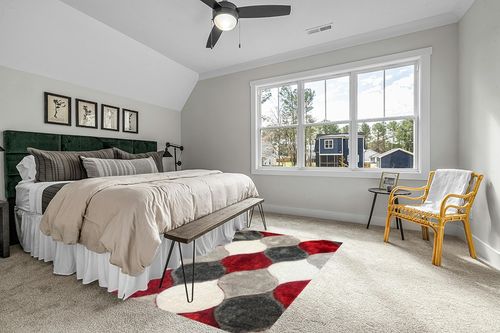 United Rugs - 4D Shaggy 6488 Thick Soft Plush Modern Shag Stain-Resistant Area Rug (Red, 5' x 7') in Grey Traditional Bedroom with King Bed