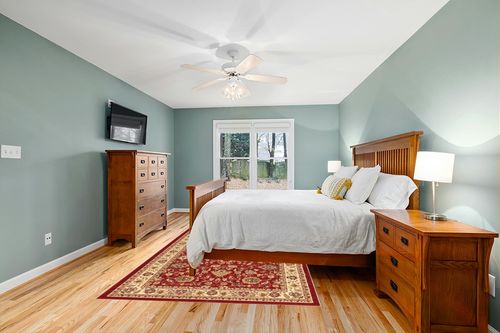 Unique Loom Sialk Hill Collection Area Rug - Washington (6' 1" x 9' Rectangle, Burgundy/ Cream) in Teal and Orange Wood Bedroom