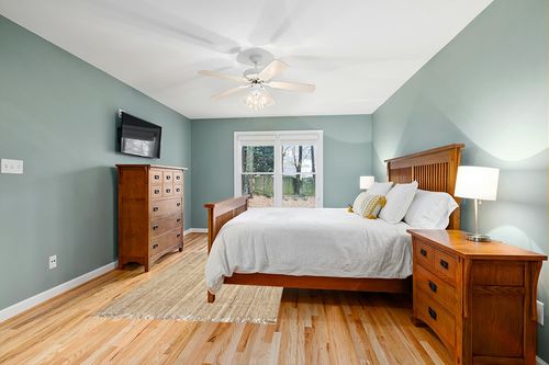 nuLOOM Daniela Farmhouse Chunky Jute Area Rug, 5' x 7' 6", Natural in Teal and Orange Wood Bedroom