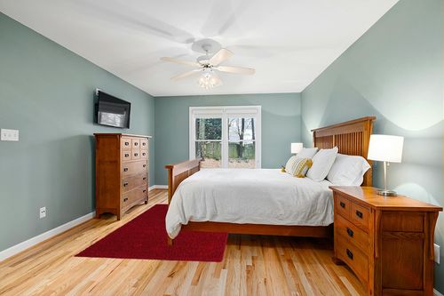 Unique Loom Solid Shag Collection Area Rug (5' 3" x 8' Rectangle, Cherry Red) in Teal and Orange Wood Bedroom