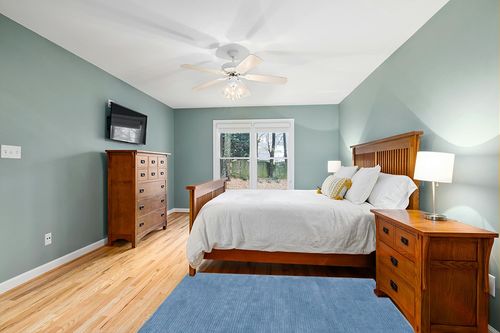 Safavieh Vision Collection Accent Rug - 4' x 6', Blue, Modern Solid Design, Non-Shedding & Easy Care, Ideal for High Traffic Areas in Entryway, Living Room, Bedroom (VSN102M) in Teal and Orange Wood Bedroom