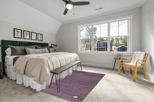 SAFAVIEH Himalaya Collection Area Rug - 5' x 8', Purple, Handmade Wool, Ideal for The Living Room, Bedroom, Dining Room (HIM451V-5) in Grey Traditional Bedroom with King Bed