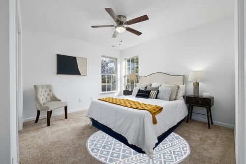 Safavieh Metro Collection Area Rug - 6' Round, Blue & Ivory, Handmade Moroccan Boho Wool, Ideal for High Traffic Areas in Living Room, Bedroom (MET460M) in White and Yellow Modern Bedroom