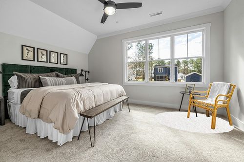 White 6 Ft Round  Shag Rug in Grey Traditional Bedroom with King Bed