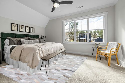 nuLOOM Cece Contemporary Cowhide Area Rug, 9' x 12', Silver in Grey Traditional Bedroom with King Bed