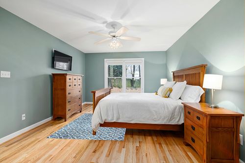 Linon Painterly Holmes Printed Lux Soft Faux Rabbit 5' X 7' Area Rug in Blue and White in Teal and Orange Wood Bedroom
