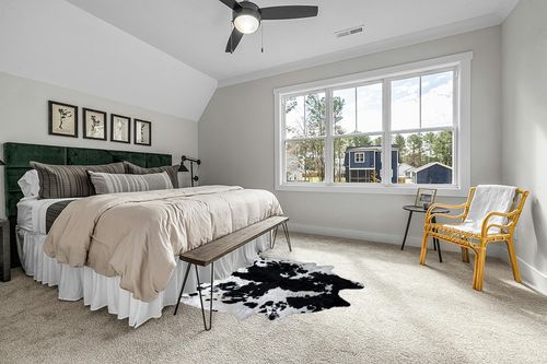 bonanza leathers Genuine Cowhide Rug Black and White Size S/L/XL 5X6/6X7/7X8 FT (L) in Grey Traditional Bedroom with King Bed