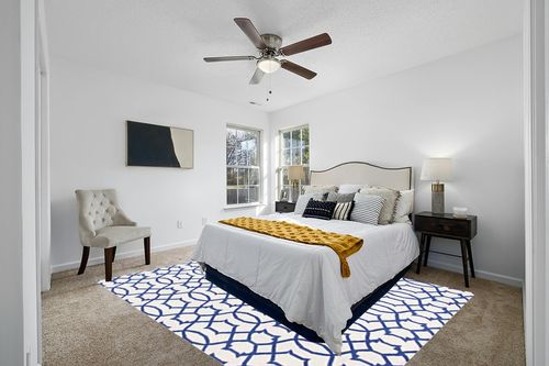 SAFAVIEH Dhurries Collection 8' x 10' Ivory / Purple DHU753B Handmade Flatweave Premium Wool Area Rug in White and Yellow Modern Bedroom