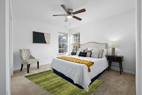 ‎Green/Hunter Green ‎Casual ‎Stain-resistant ‎Area Rug in White and Yellow Modern Bedroom