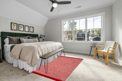 SAFAVIEH Montauk Collection Area Rug - 5' x 8', Red, Handmade Tassel Cotton, Ideal for High Traffic Areas in Living Room, Bedroom (MTK610N) in Grey Traditional Bedroom with King Bed