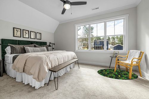 Round Area Rug Non-Slip Entryway Mat, Dirt Resist & Machine Washable, Ideal for High Traffic Areas in Dining Room Bathroom, Cool Green Video Game Weapon Gamer Pattern in Grey Traditional Bedroom with King Bed