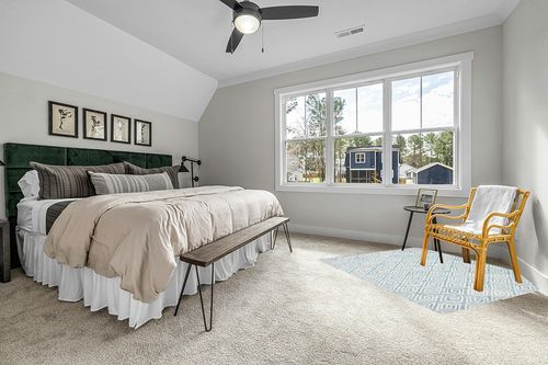 Safavieh Metro Collection Area Rug - 6' Round, Light Blue & Ivory, Handmade Wool, Ideal for High Traffic Areas in Living Room, Bedroom (MET455L) in Grey Traditional Bedroom with King Bed