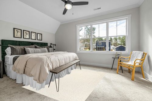 nuLOOM Marlow Machine Washable Soft Shaggy Faux Sheepskin Area Rug, 6x9, White in Grey Traditional Bedroom with King Bed