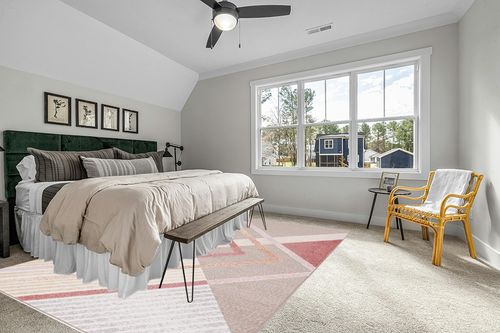 Safavieh Sarasota Collection Area Rug - 9' x 12', Pink & Brown, Mid-Century Modern Design, Non-Shedding & Easy Care, Indoor/Outdoor & Washable-Ideal for Patio, Backyard, Mudroom (SAR102U) in Grey Traditional Bedroom with King Bed