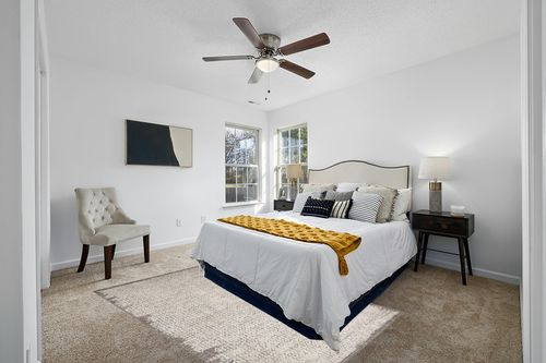 Loloi II Darby Collection DAR-04 Ivory/Stone 5'-3" x 7'-6" Area Rug in White and Yellow Modern Bedroom