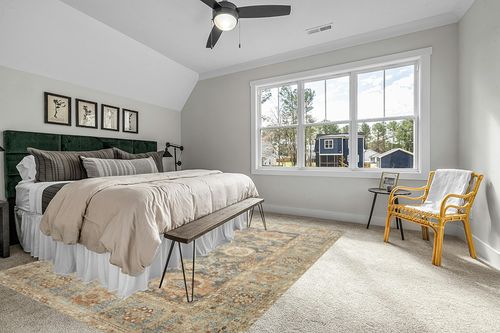 ‎Ocean / Spice ‎Traditional   ‎Area Rug in Grey Traditional Bedroom with King Bed