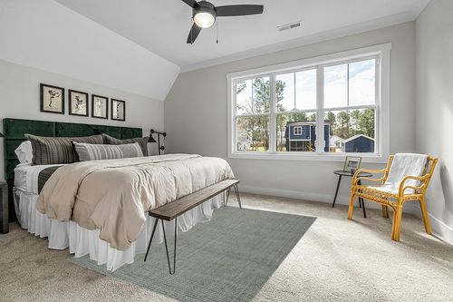 SAFAVIEH Natural Fiber Collection Area Rug - 6' x 9', Green & Grey, Handmade Farmhouse Jute, Ideal for High Traffic Areas in Living Room, Bedroom (NF730B) in Grey Traditional Bedroom with King Bed