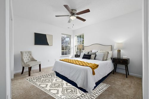 nuLOOM Lacey Moroccan Geometric Shag Area Rug, 5x8, Off-white in White and Yellow Modern Bedroom