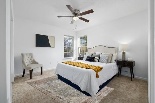Loloi Amber Lewis x Loloi Georgie Collection GER-04 Teal/Antique 5'-0" x 7'-6" Area Rug in White and Yellow Modern Bedroom