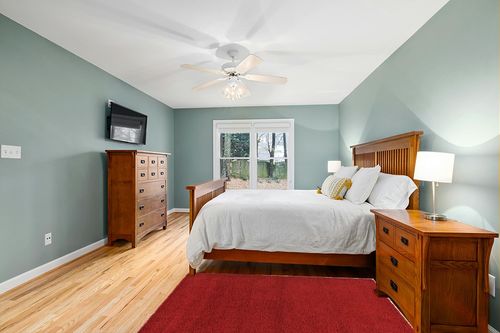 Unique Loom Solid Shag Collection Area Rug (4' 1" x 6' 1" Rectangle, Cherry Red) in Teal and Orange Wood Bedroom
