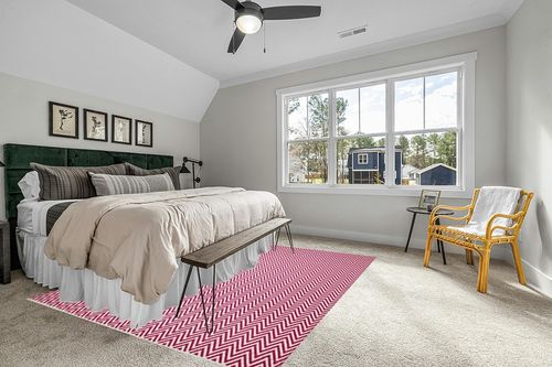 SAFAVIEH Montauk Collection Area Rug - 8' x 10', Red & Ivory, Handmade Chevron Cotton, Ideal for High Traffic Areas in Living Room, Bedroom (MTK812K) in Grey Traditional Bedroom with King Bed