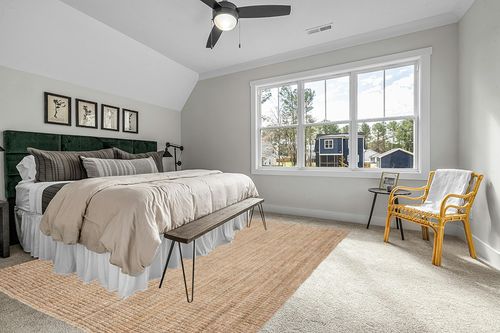 SAFAVIEH Natural Fiber Collection Area Rug - 9' x 12', Natural, Handmade Chunky Textured Jute 0.75-inch Thick, Ideal for High Traffic Areas in Living Room, Bedroom (NF447A) in Grey Traditional Bedroom with King Bed